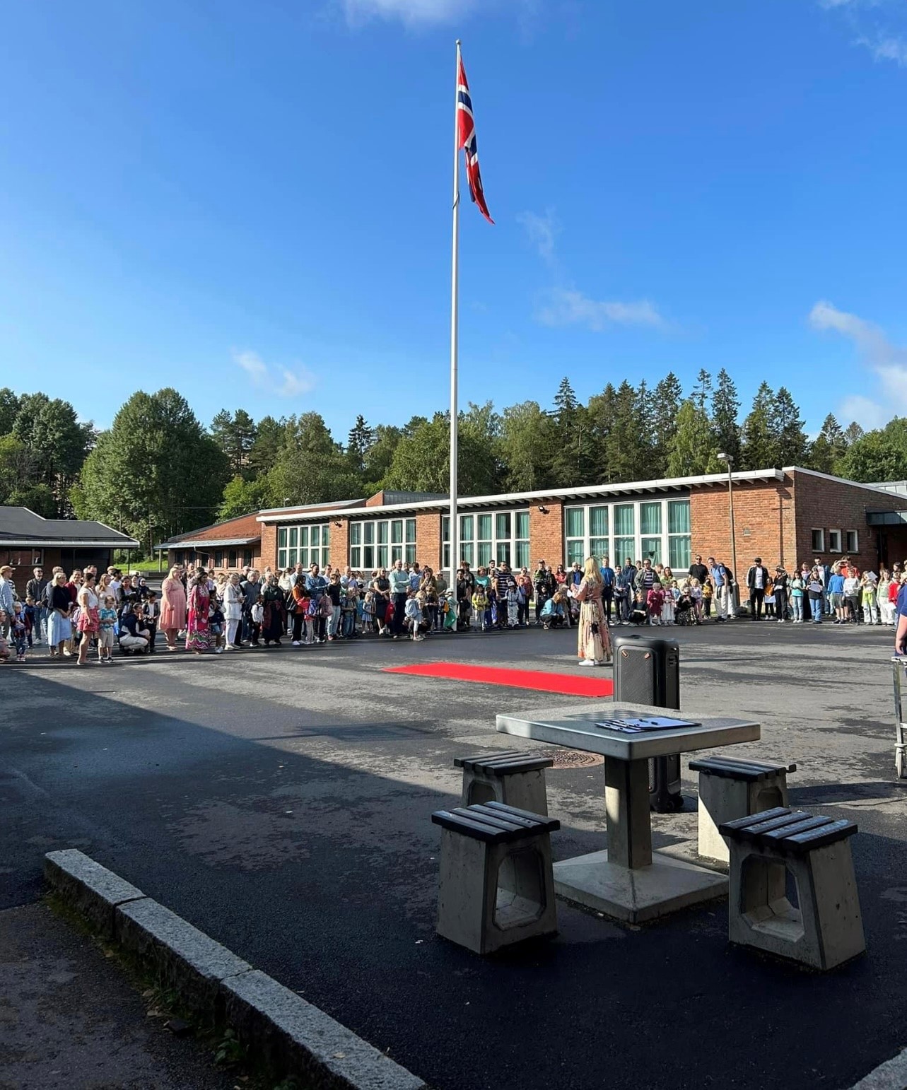 Foto: Trasop skole Rektor taler til årets skolestartere.