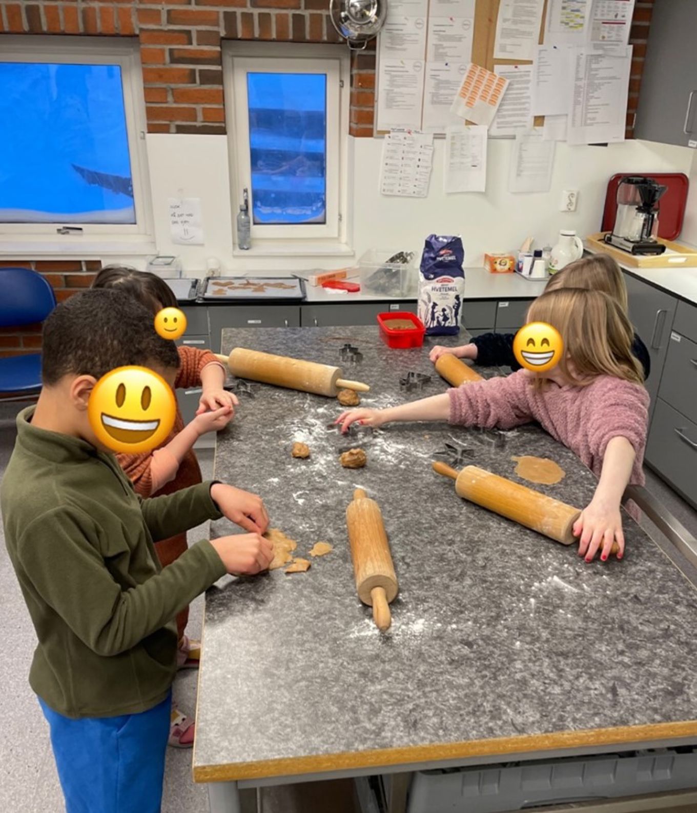 Barn som baker pepperkaker