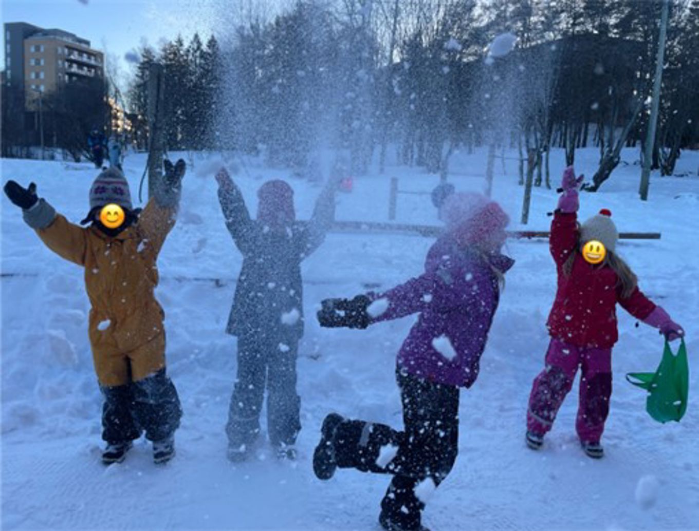 Foto: Trasop skole En gruppe barn som leker i snøen