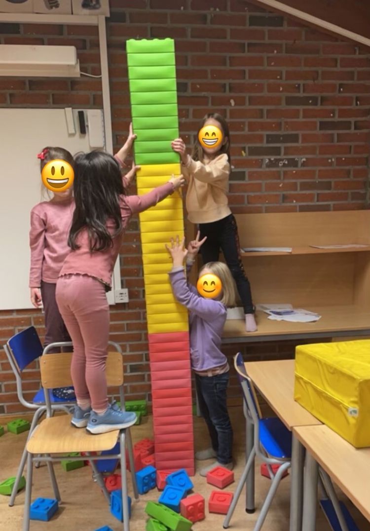 Elever som stabler et høyt tårn