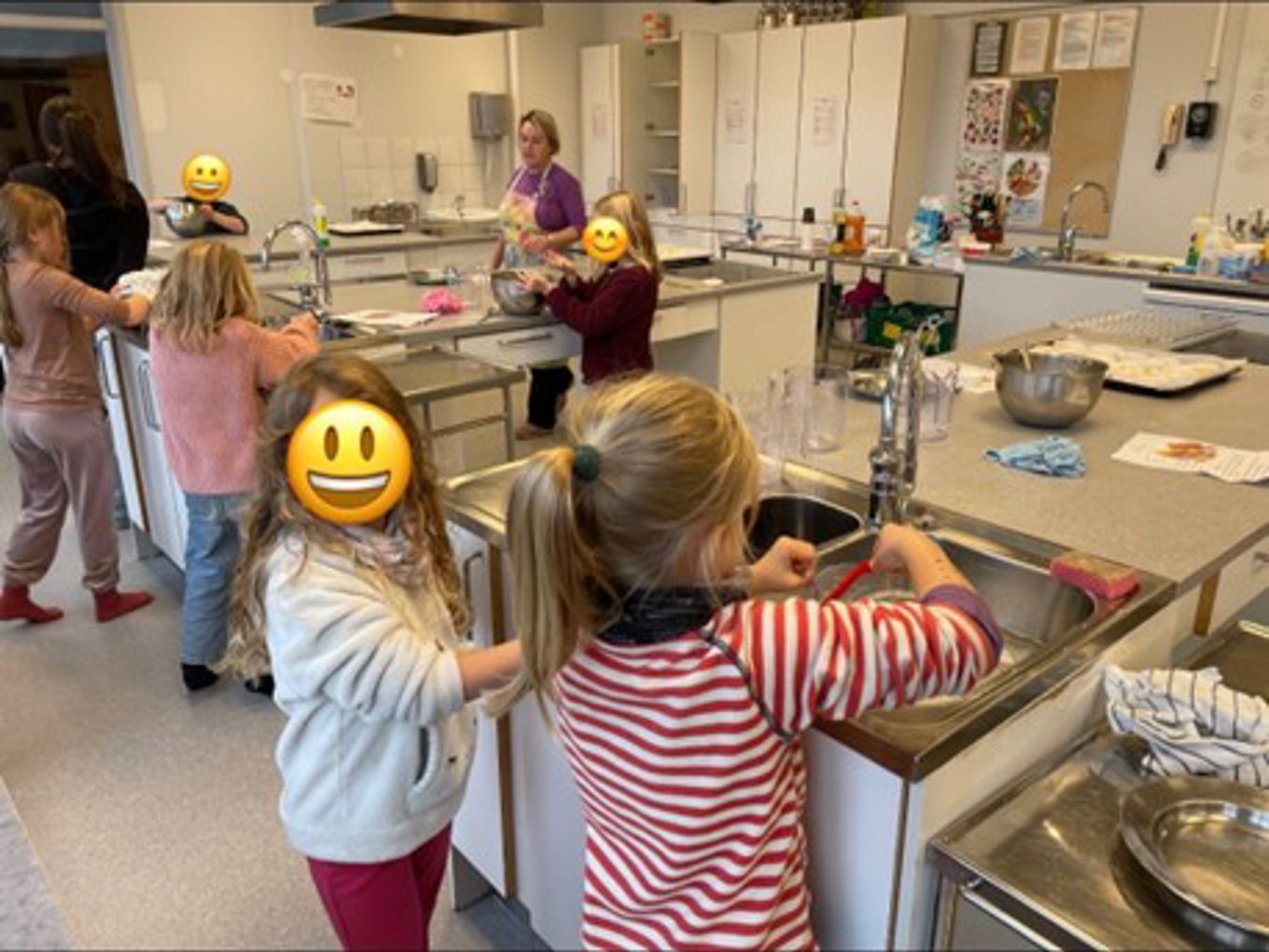 En gruppe med elever på skolens skolekjøkken