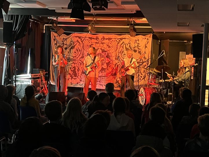 Foto: Trasop skole en gruppe mennesker på en scene