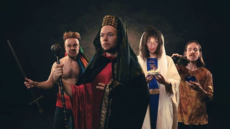 Foto: Foto: Erik Brandsborg / Kulturtanken En gruppe mennesker i klær