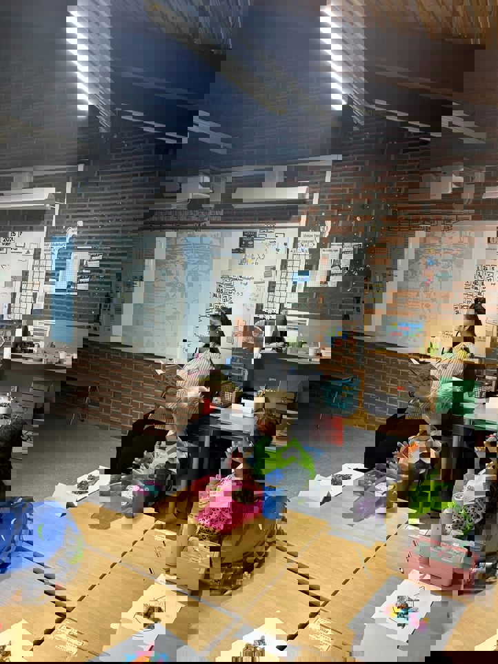 Foto: Trasop skole en person som underviser barn i et klasserom