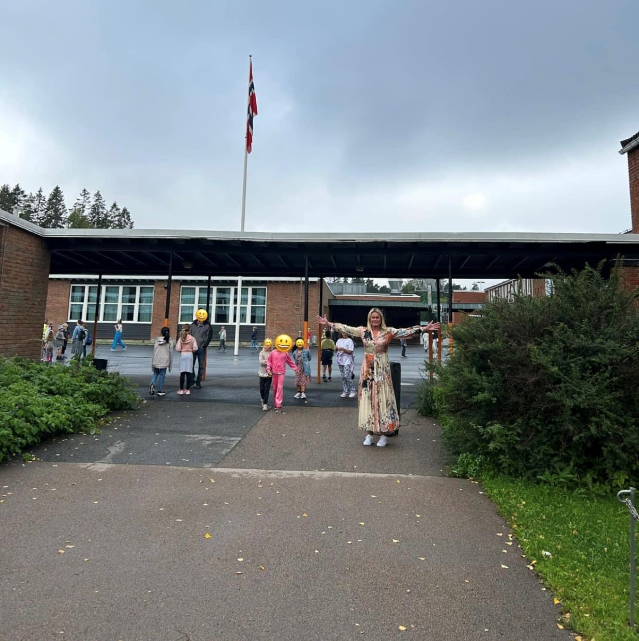Foto: Trasop skole Rektor spiller musikk for elevene som kommer til skolegården.