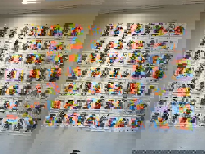 Vegg fylt med arbeider elevene har laget i kunst og håndverk