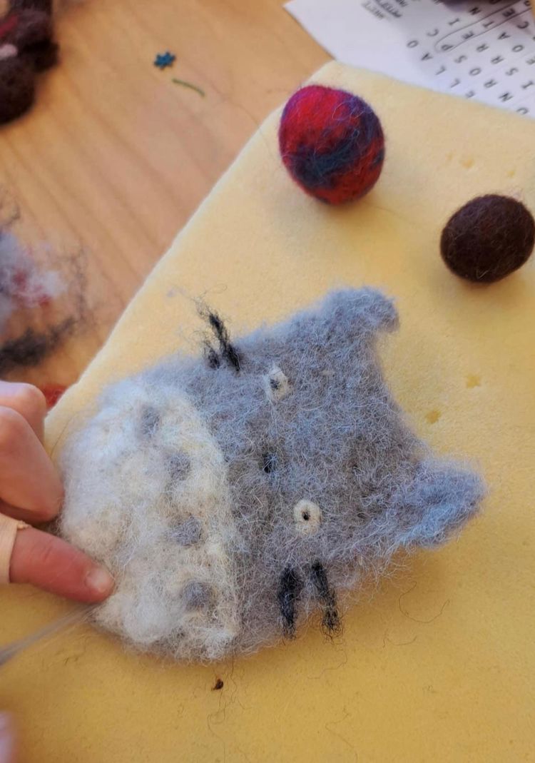 en hånd som holder et stykke mat