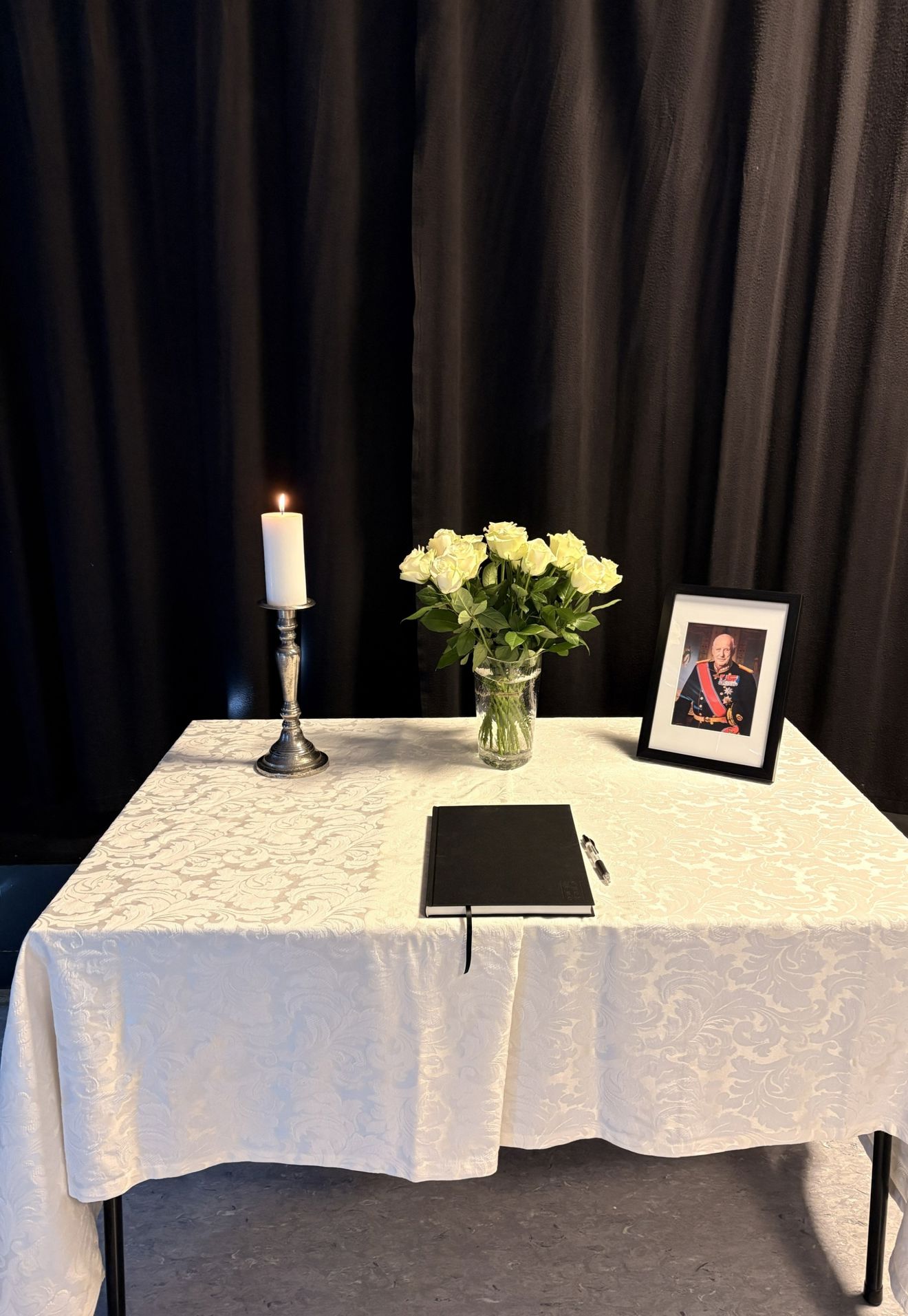 Foto: Trasop skole et lys på et bord