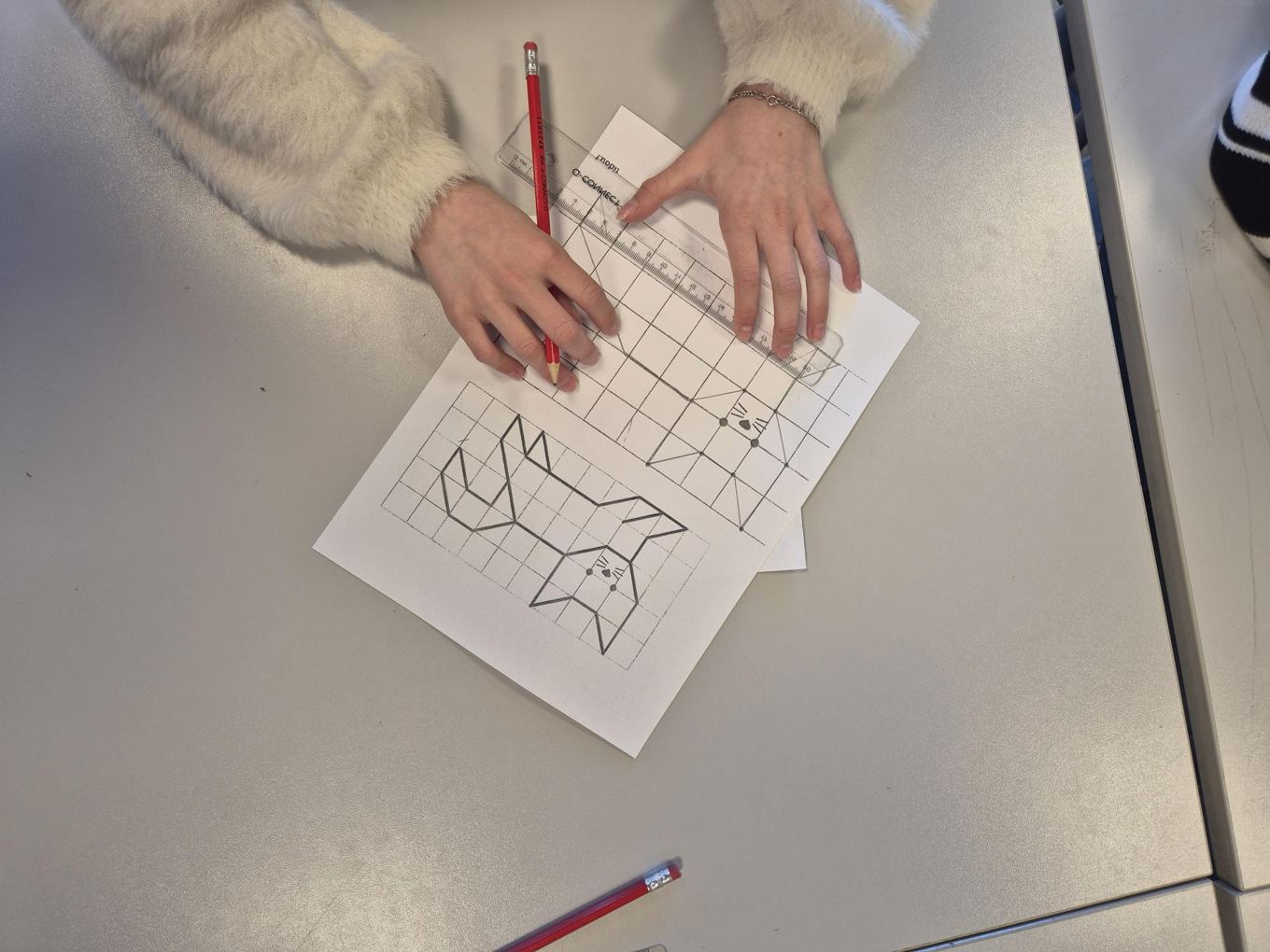 en person som tegner på et ark