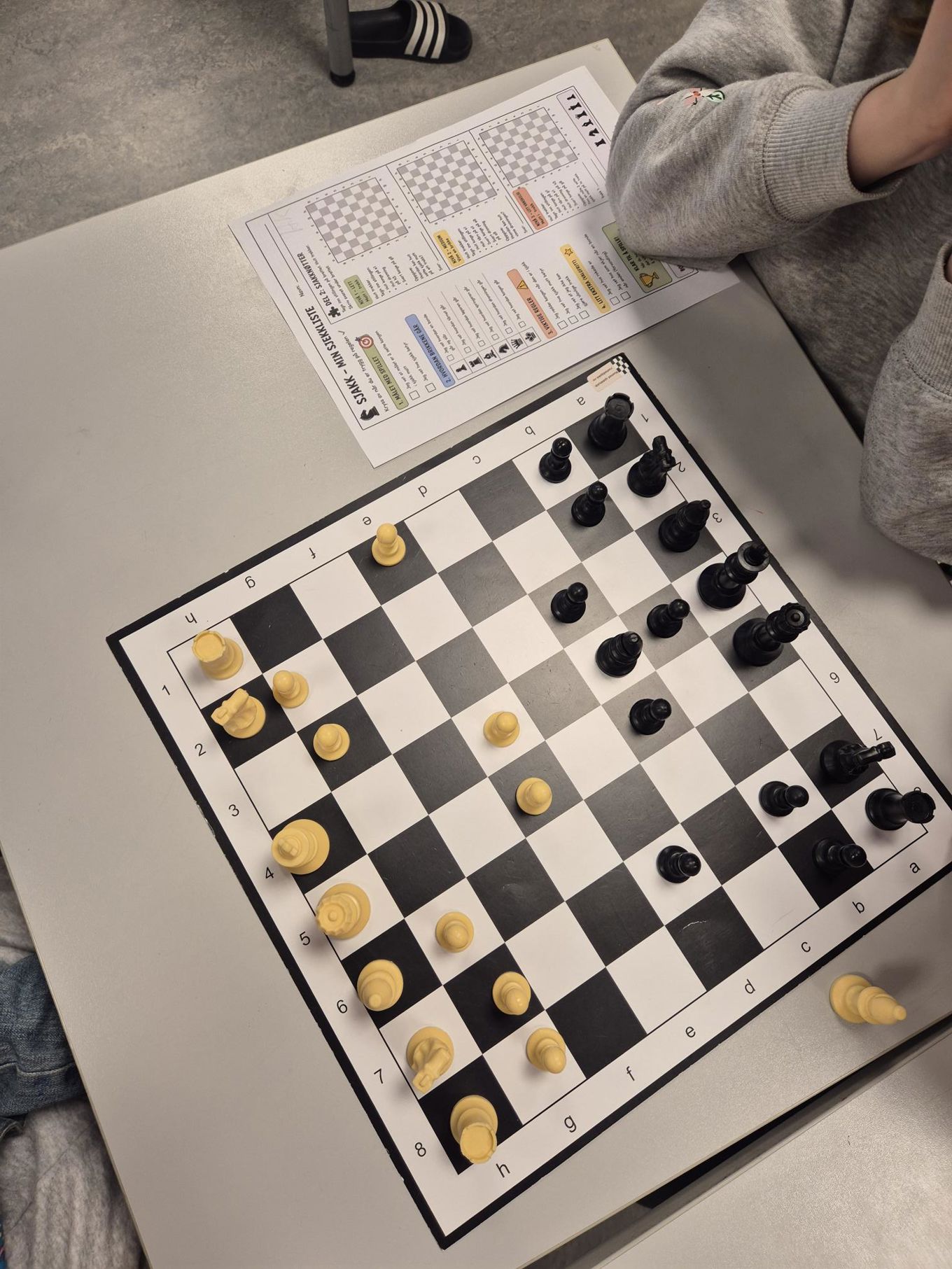 et sjakkbrett med brikker på