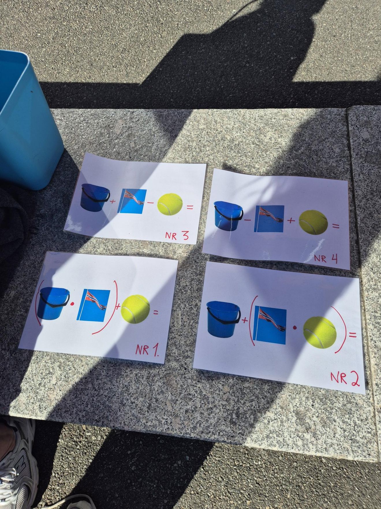 En gruppe tegninger på et flislagt gulv