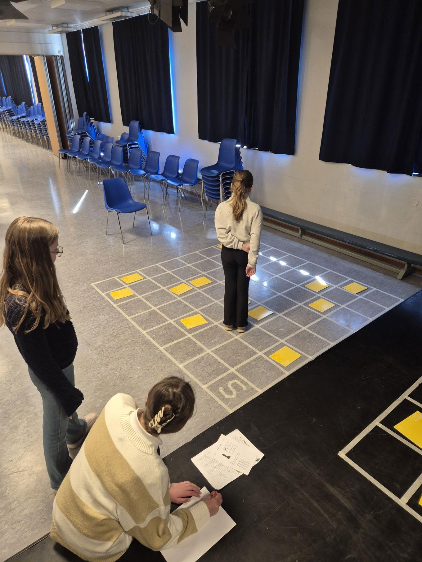 en gruppe mennesker i et rom