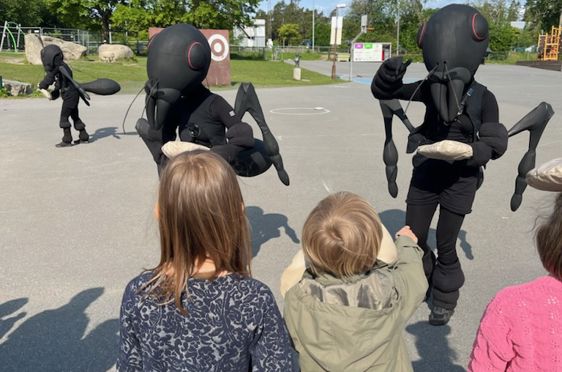En gruppe med elever som er med på utendørsforestilling