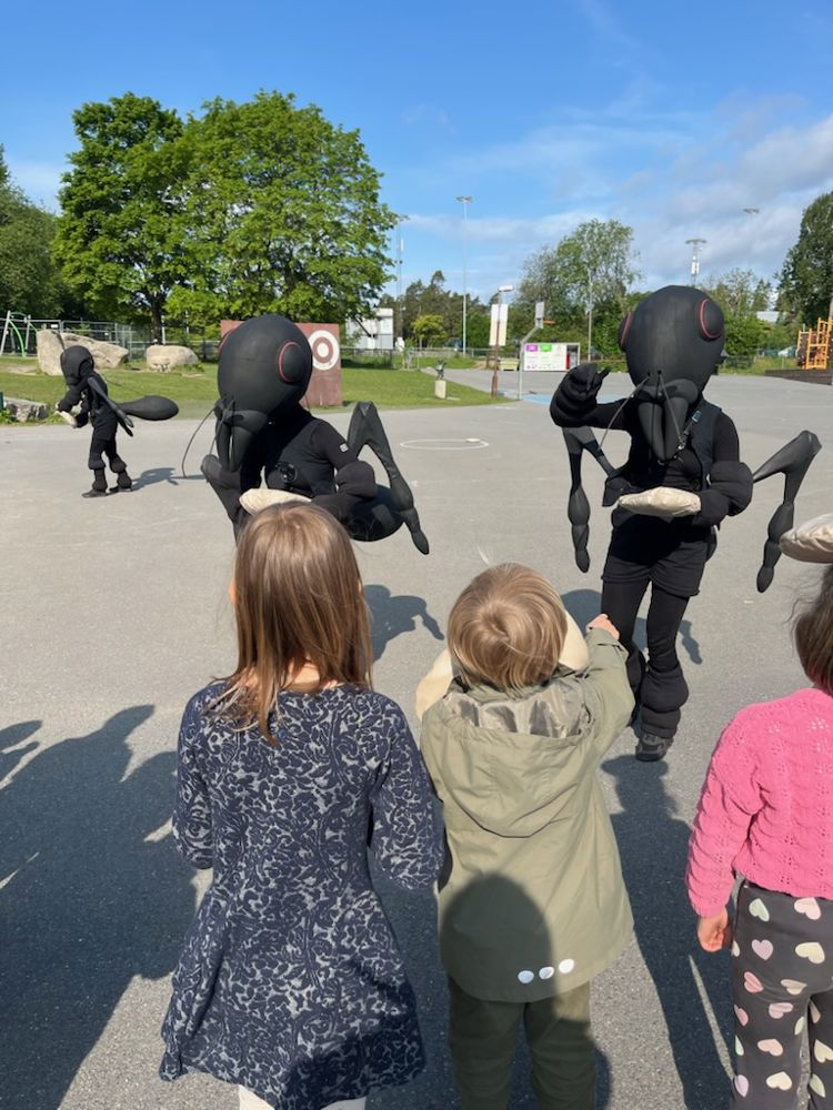 En gruppe med elever som er med på utendørsforestilling