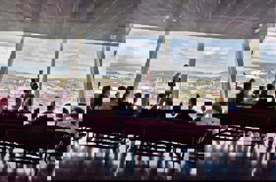 En kunstformidler hos Muncmuseet som forteller om Munch for elevene våre på 7. trinn.