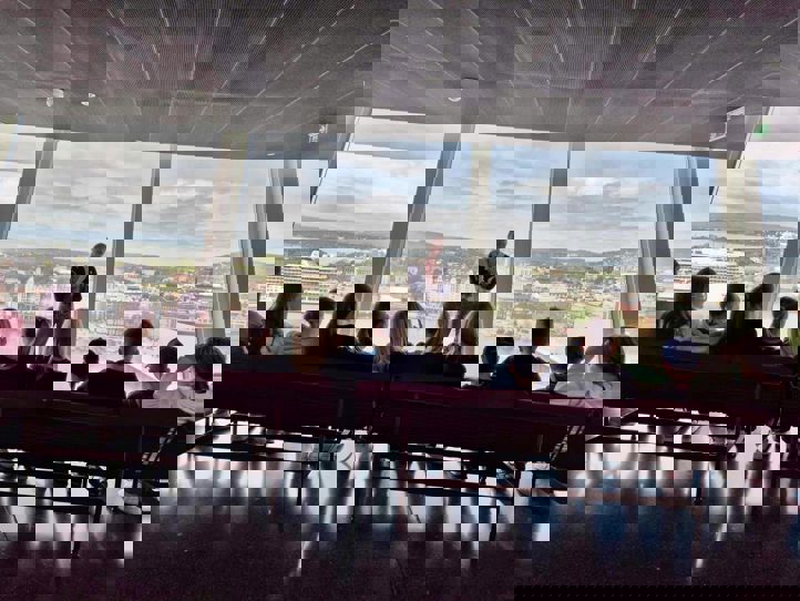 En kunstformidler hos Muncmuseet som forteller om Munch for elevene våre på 7. trinn.