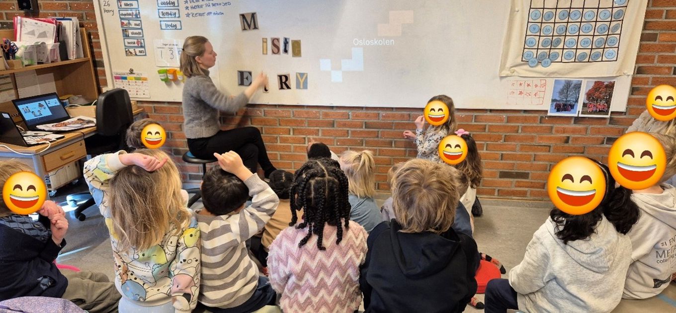 Foto: Trasop skole en gruppe mennesker som sitter i et klasserom