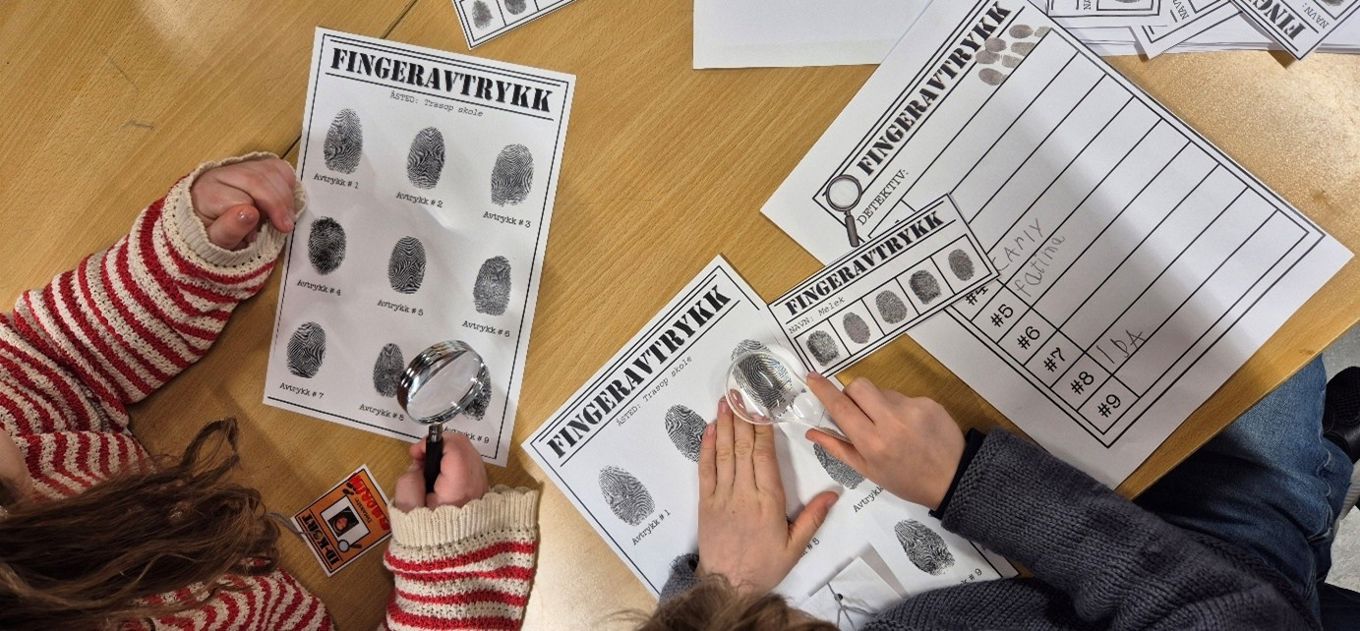 Foto: Trasop skole En gruppe mennesker holder opp noen tegninger