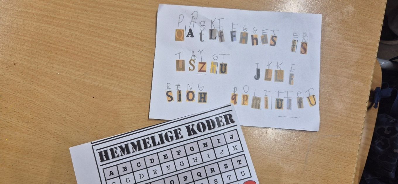 Foto: Trasop skole et hvitt tastatur og en hvit boks