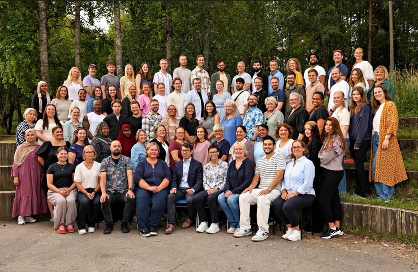 en gruppe mennesker som poserer for et bilde