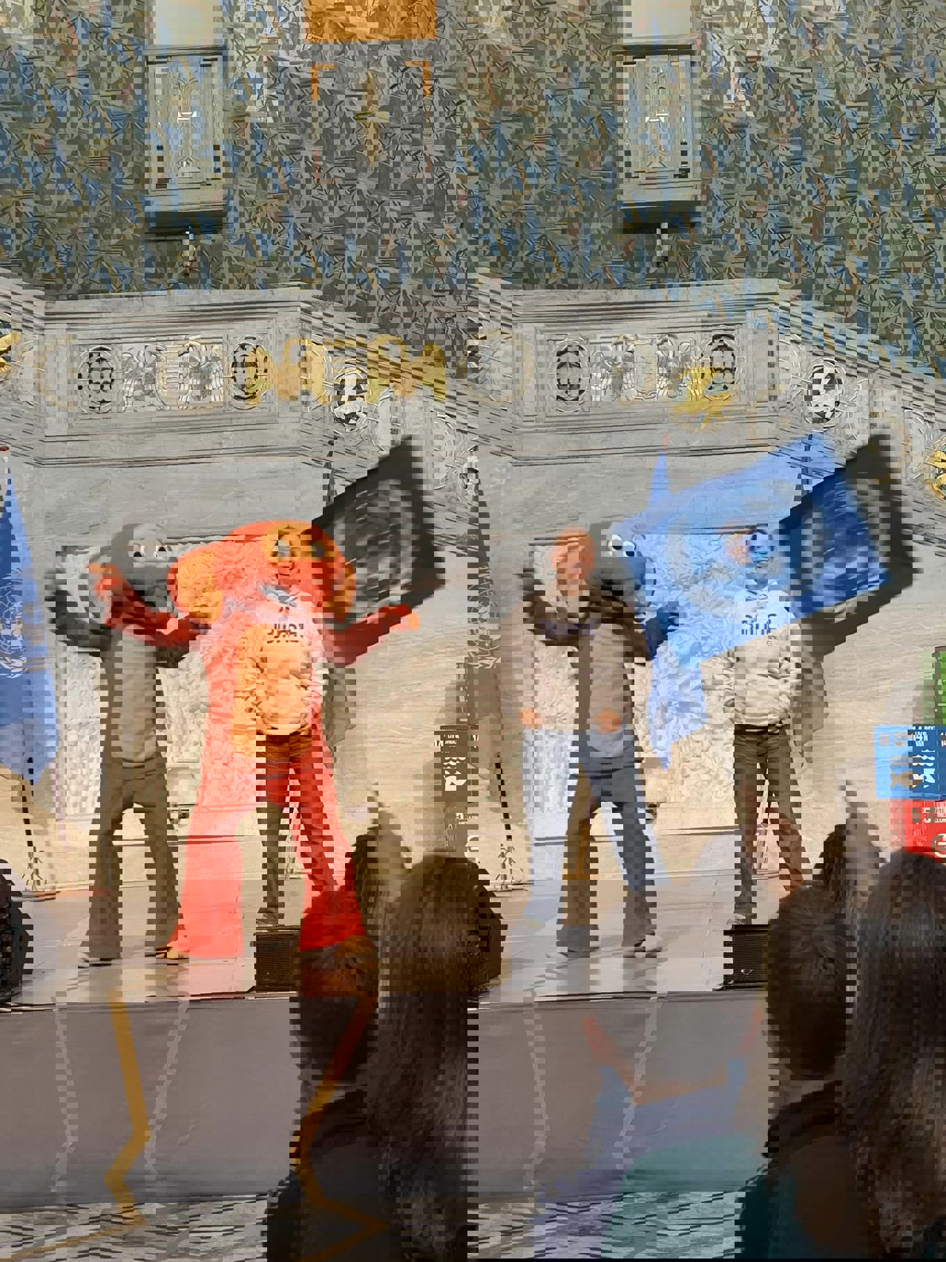 Foto: Trasop skole fantorangen og ana fra nrk super som danser blimedansen i oslo rådhus