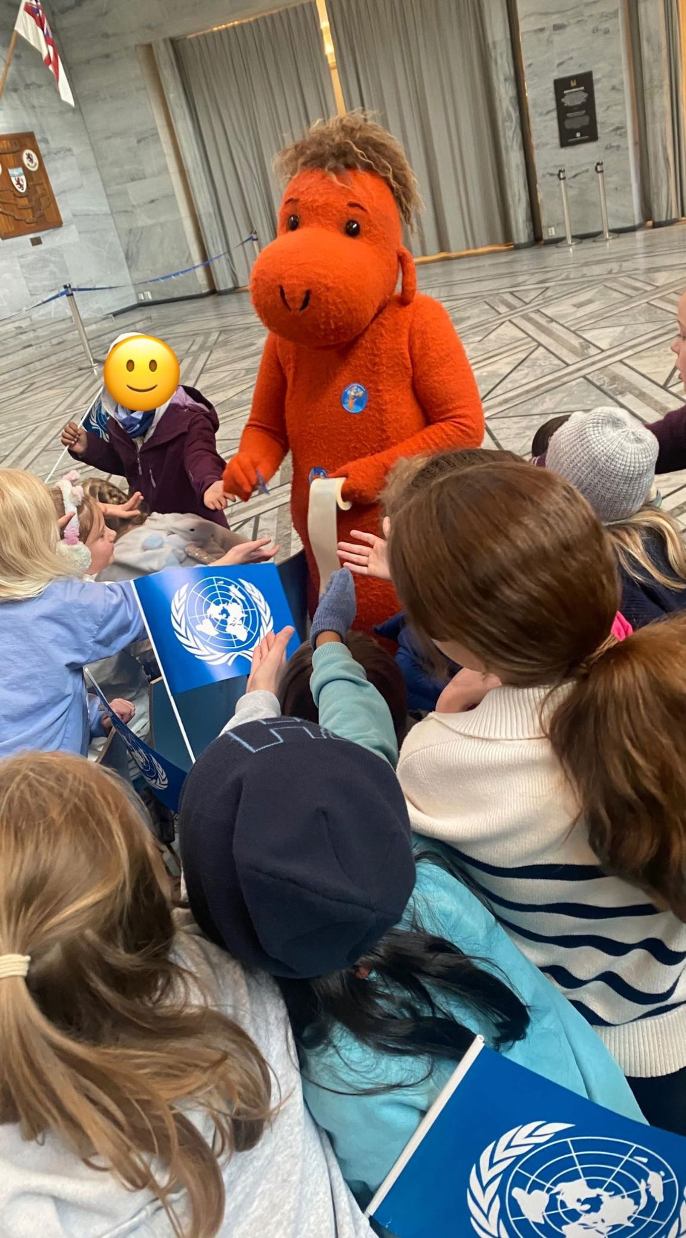 Foto: Trasop skole en gruppe barn som hilser på FN-filuren