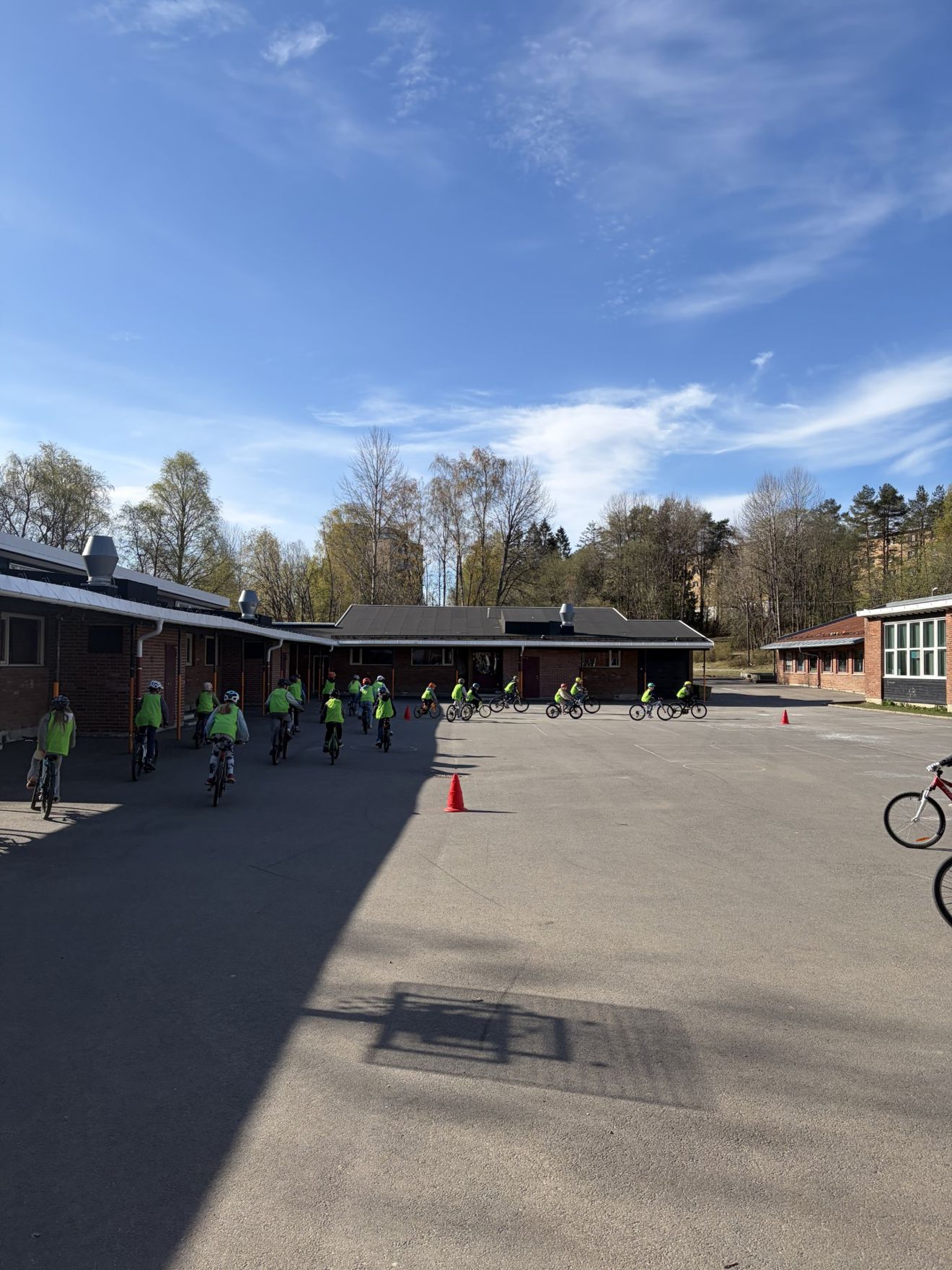En gruppe mennesker som sykler
