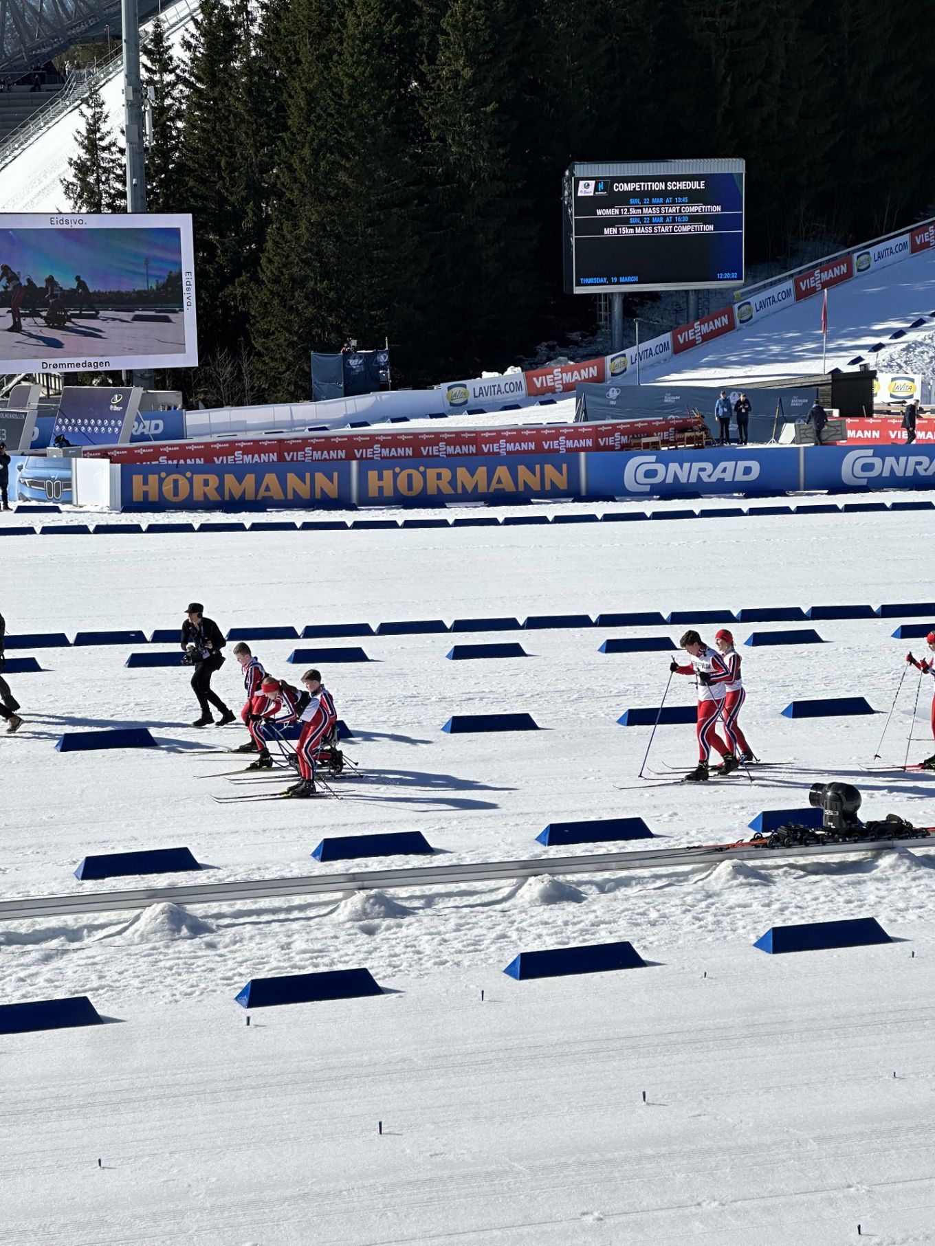 En gruppe mennesker som står på ski på snøen