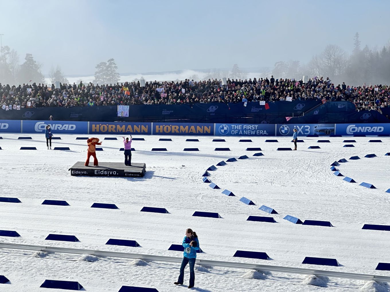 folk i holmenkollen som ser på fantorangen
