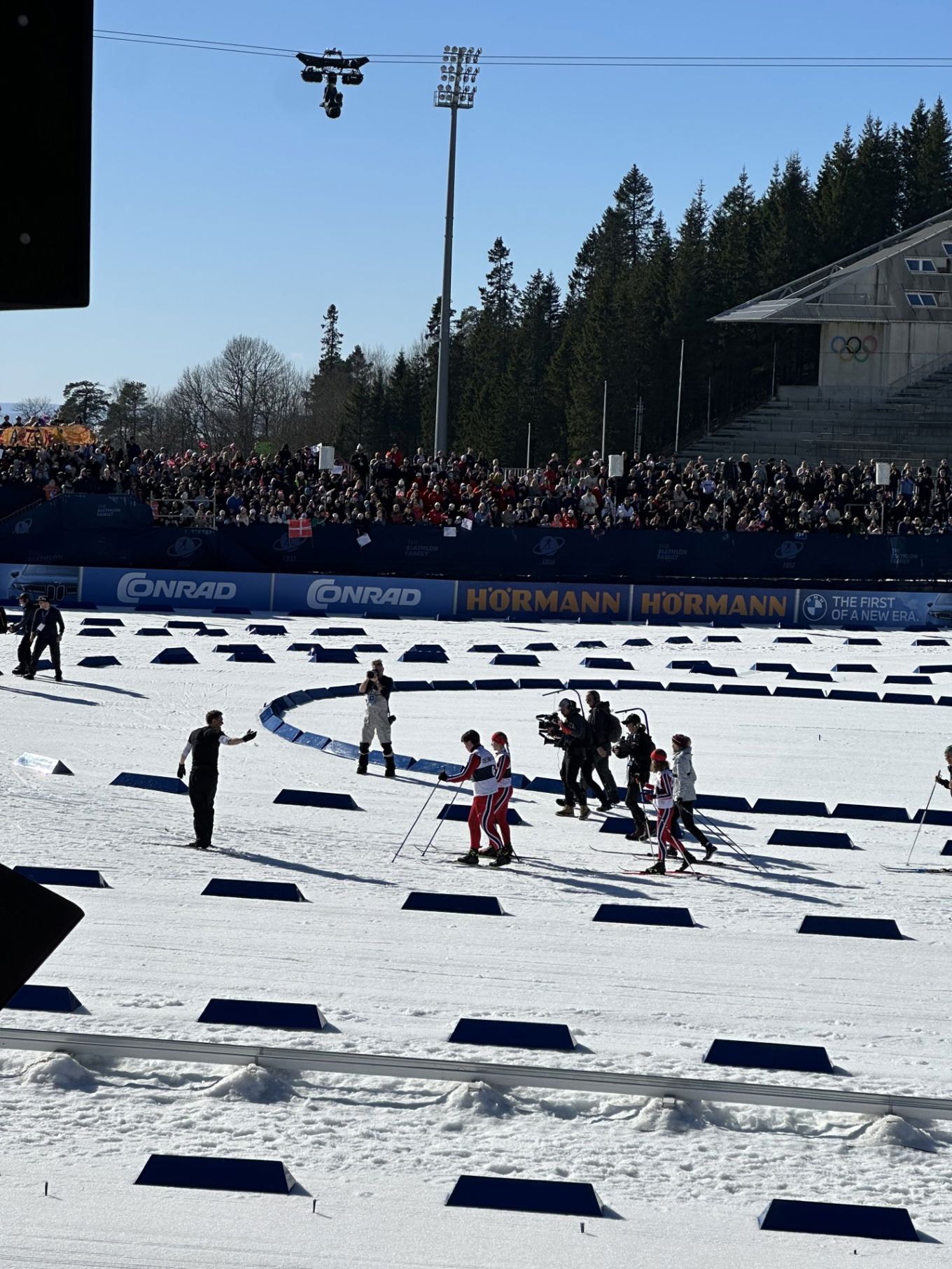 En gruppe mennesker på ski i holmenkollen