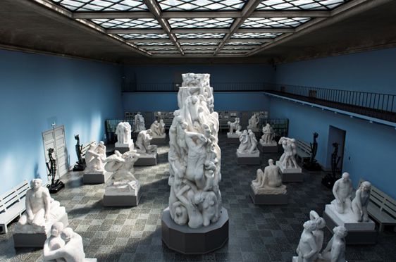 En gruppe statuer i et rom